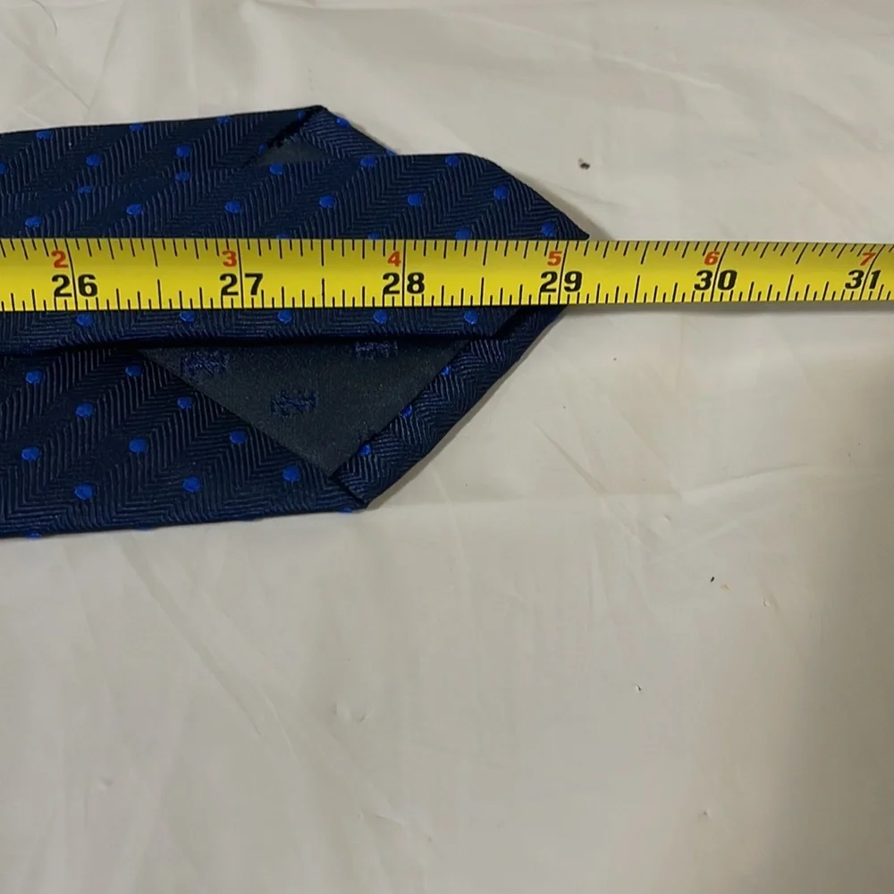 I of men’s dark and light blue tie 3.25”Wx 58”L like new very executive looking - Picture 8 of 8